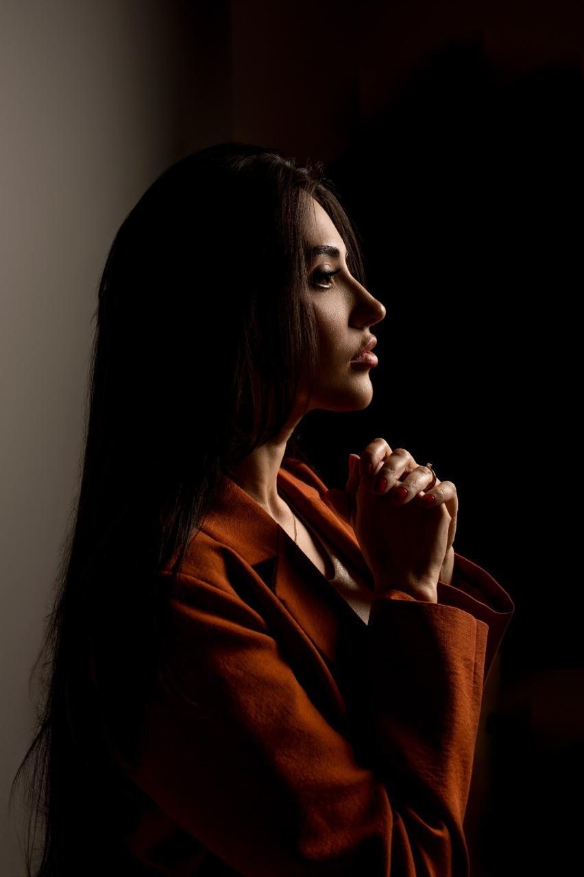 Jessica Arantes em retrato de perfil